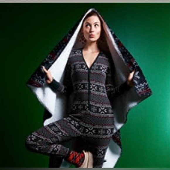 Victoria secret plush blanket for the holidays new in plastic - Picture 1 of 6